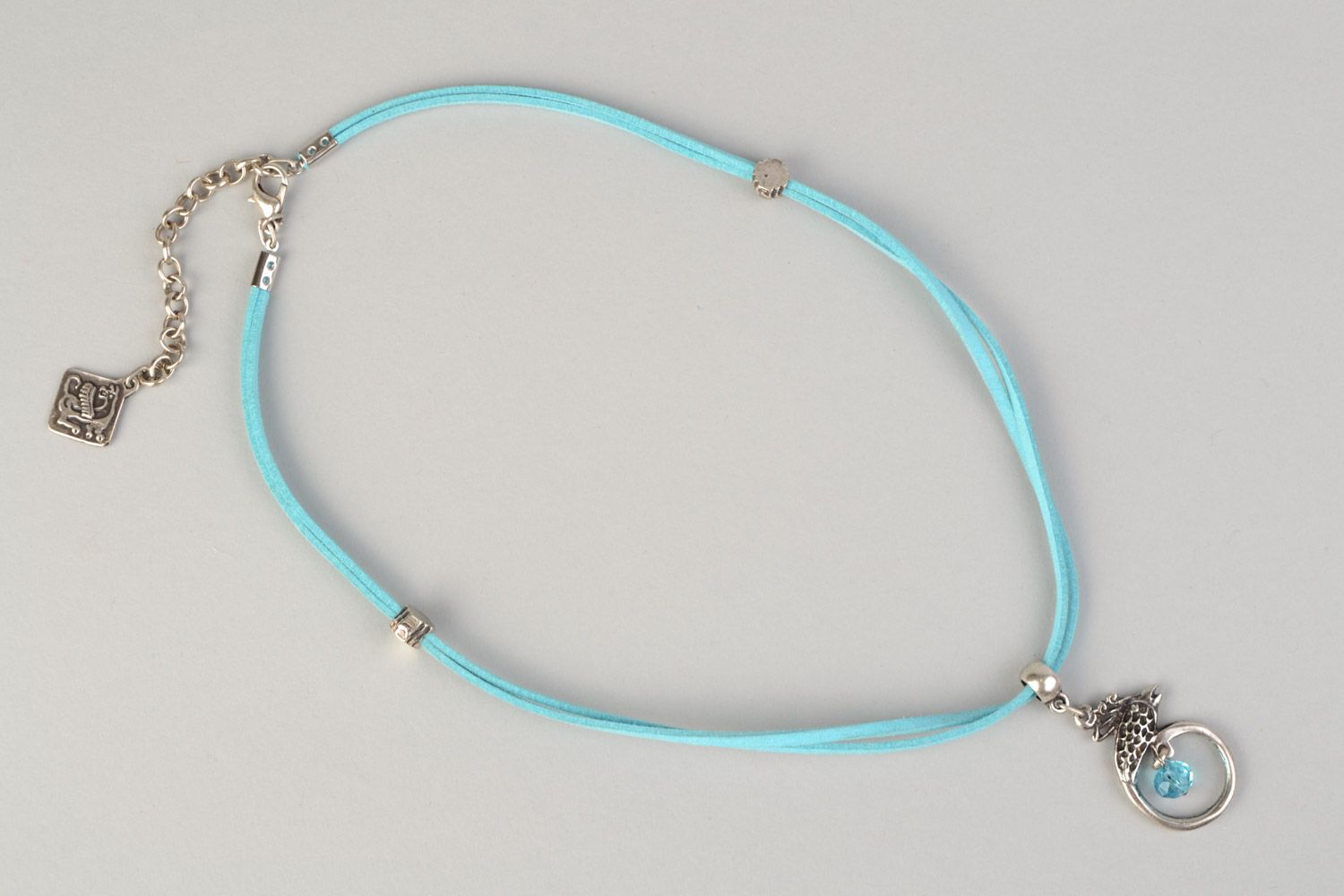 Collar artesanal de cordón de gamuza azul con colgante metálico foto 3