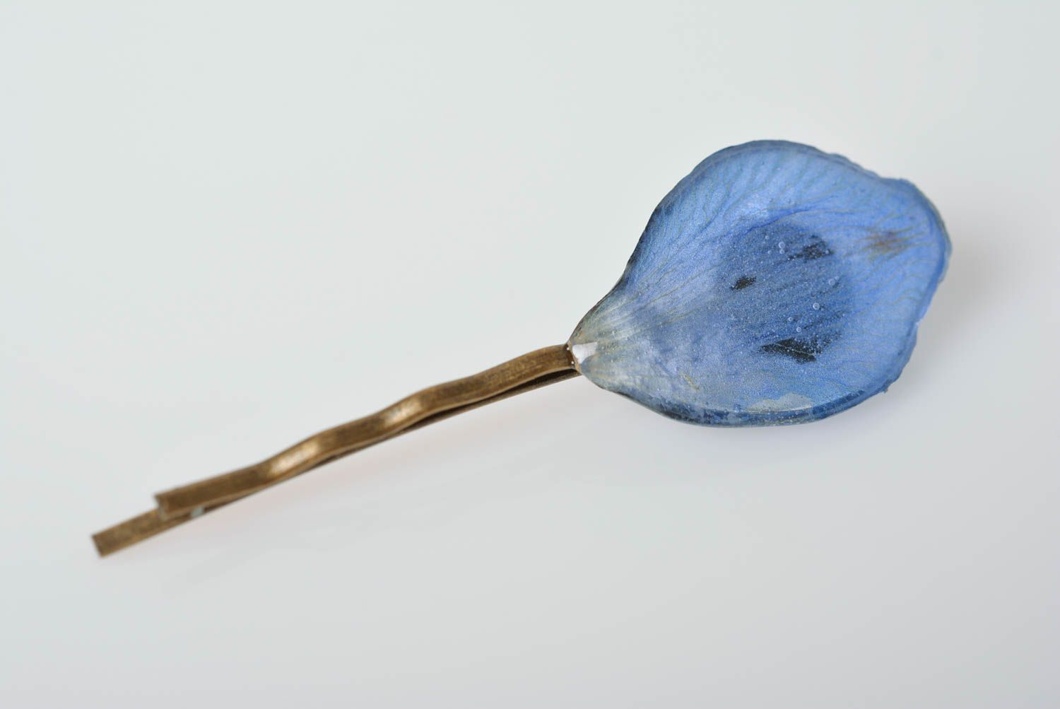 Голубая металлическая заколка для волос с сухоцветом в эпоксидной смоле фото 4