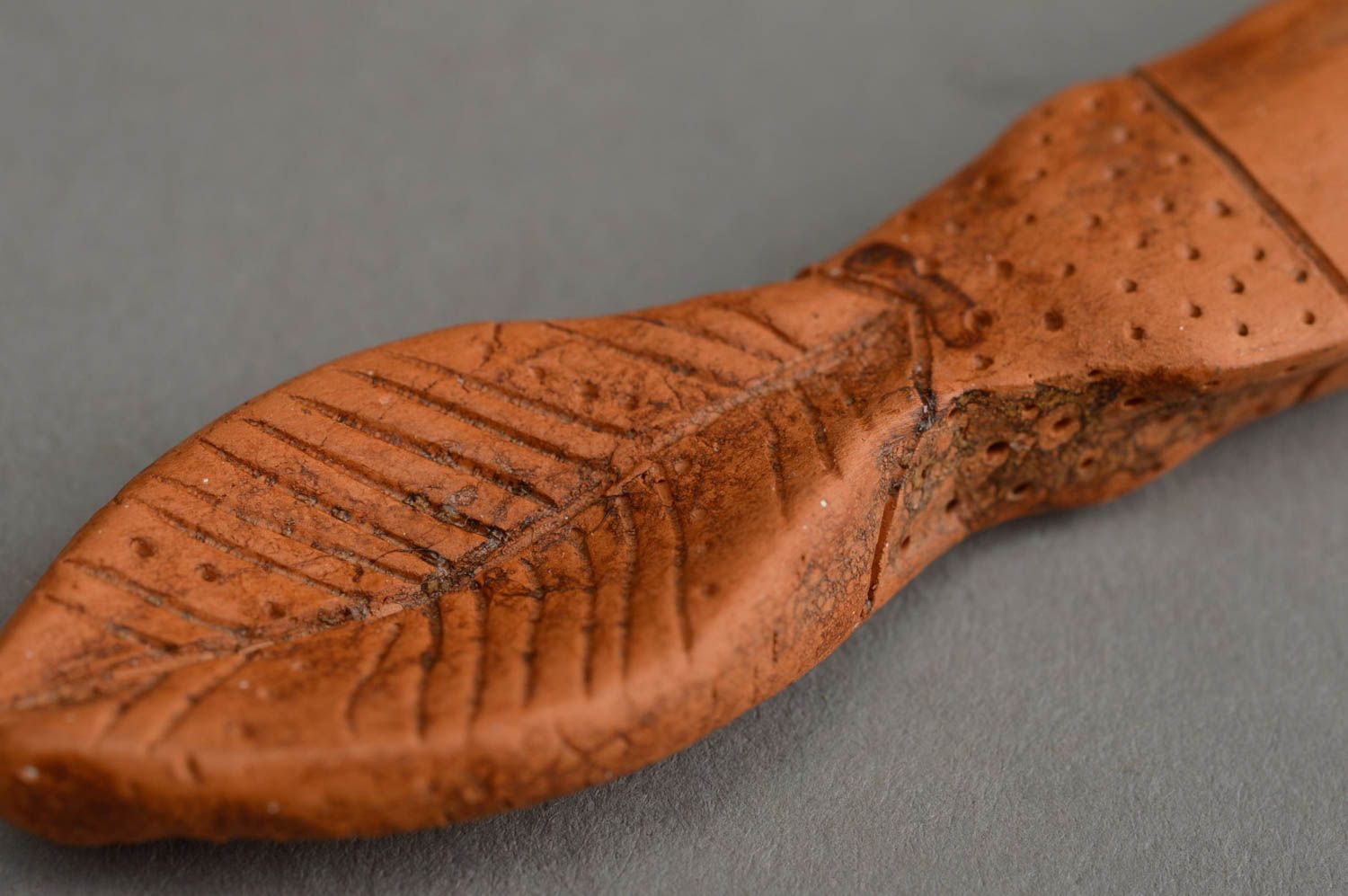 Ungewöhnlicher brauner keramischer Öko Löffel aus Ton handgefertigt Blatt foto 5