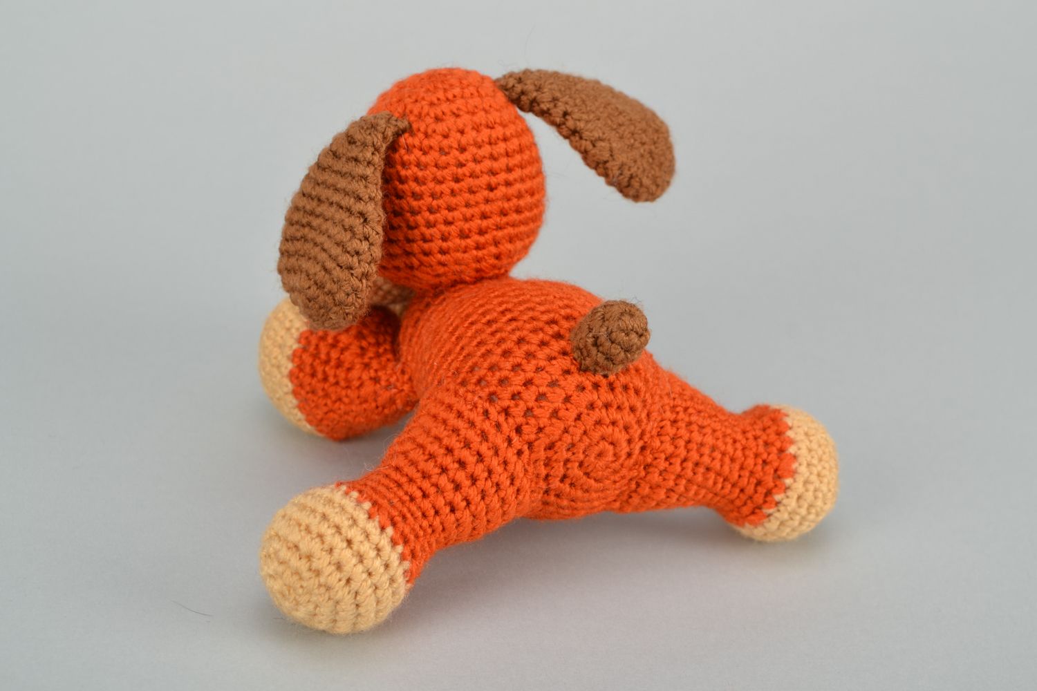 Gehäkeltes Spielzeug handmade Roter Hund foto 4