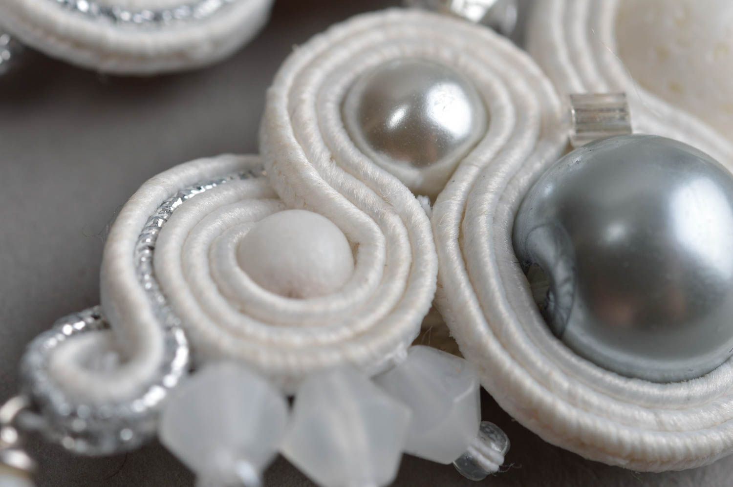 Weiße schöne wundervolle handmade Soutache Ohrringe mit Perlen für Damen foto 5