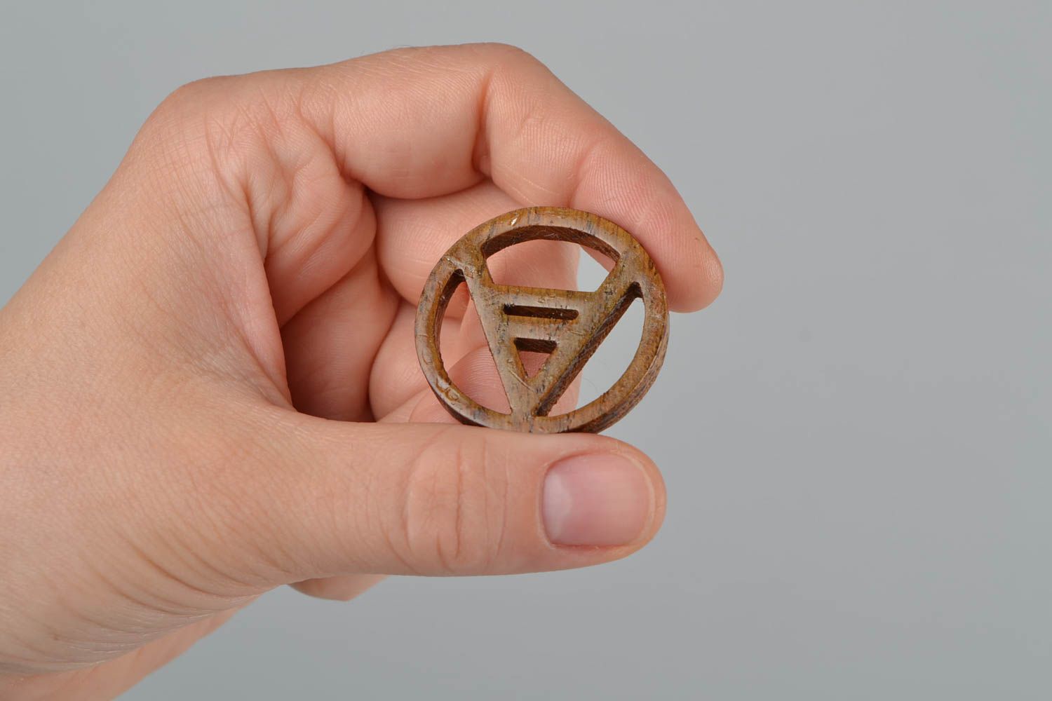 Ethno Anhänger Amulett aus Holz handgemacht originell rund in Braun mit Zeichen foto 2