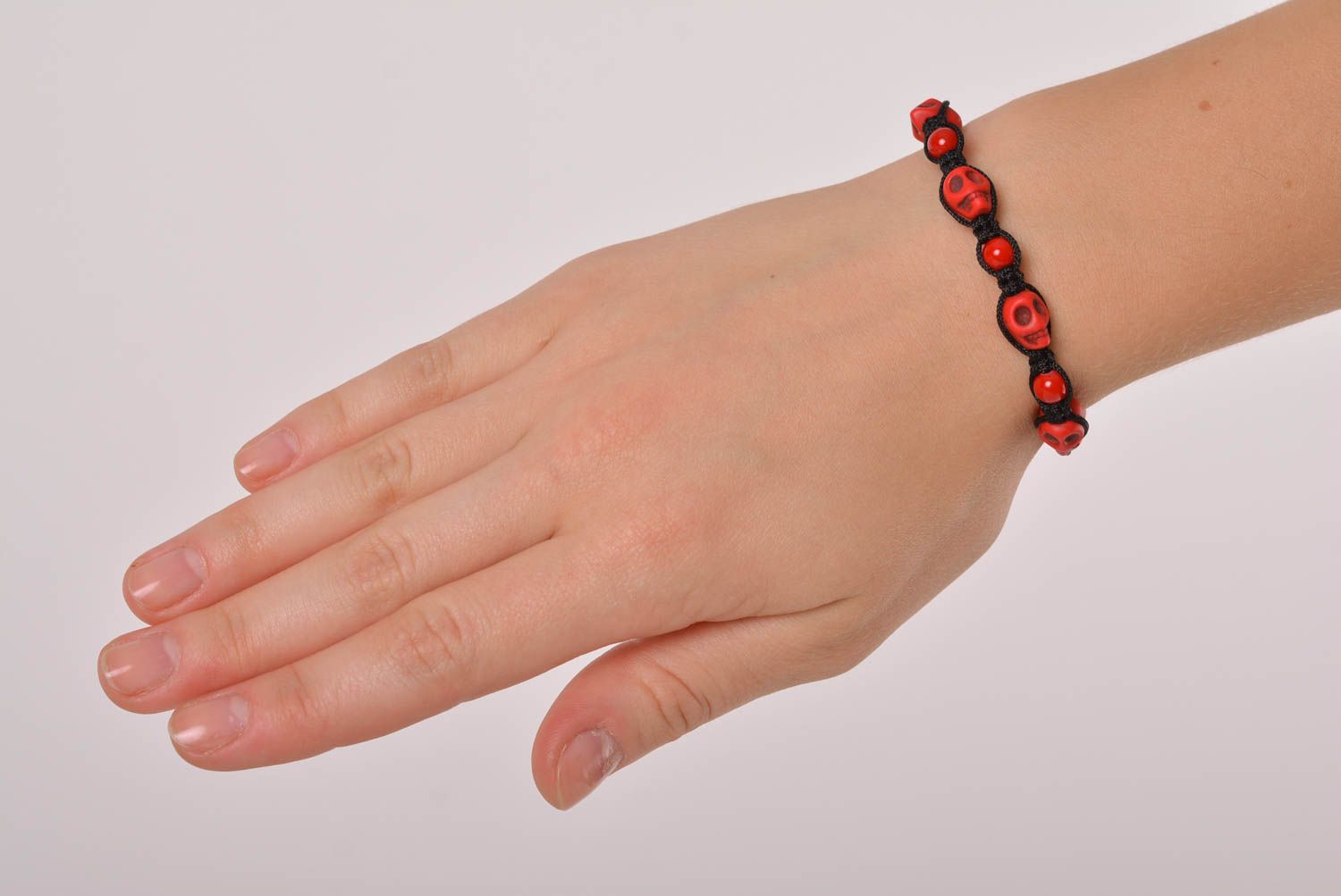 Bracelet original Bijou fait main noir avec crânes rouges Cadeau pour ado photo 3