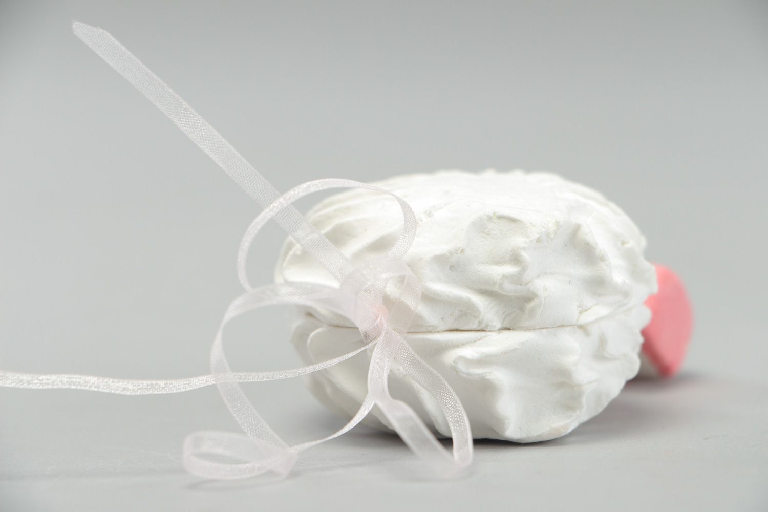 Petite décoration à suspendre en pâte polymère blanc-rose faite main avec ruban  photo 3