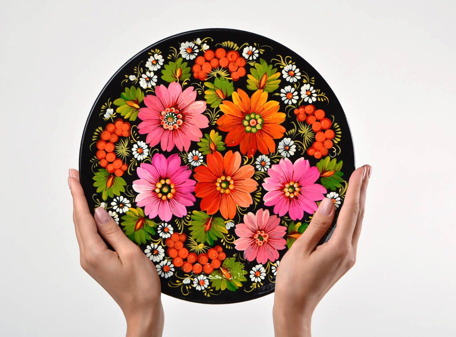Большая деревянная тарелка с Петриковской росписью ручной работы черная фото 5