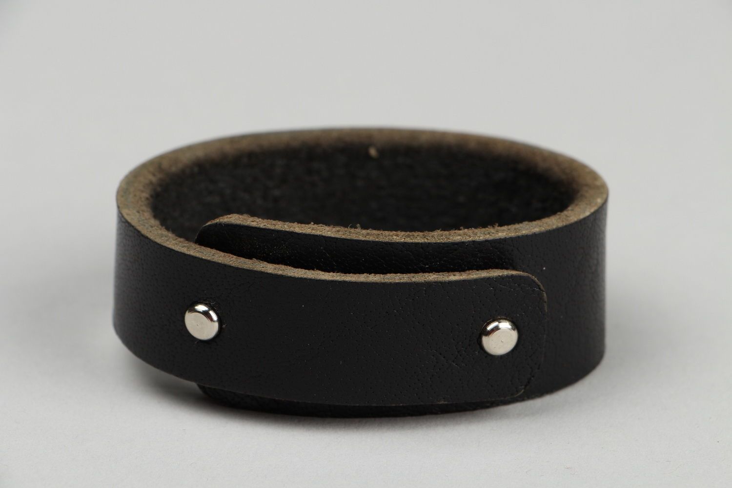 Bracelet en cuir large noir fait main photo 4