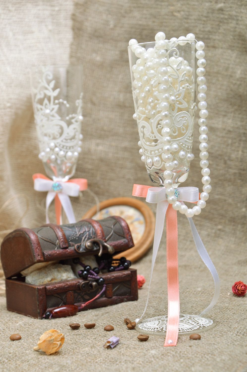 Handgemachte Hochzeitsgläser Set aus 2 Stück weiß mit Bemalung Bändern und Perlen foto 1