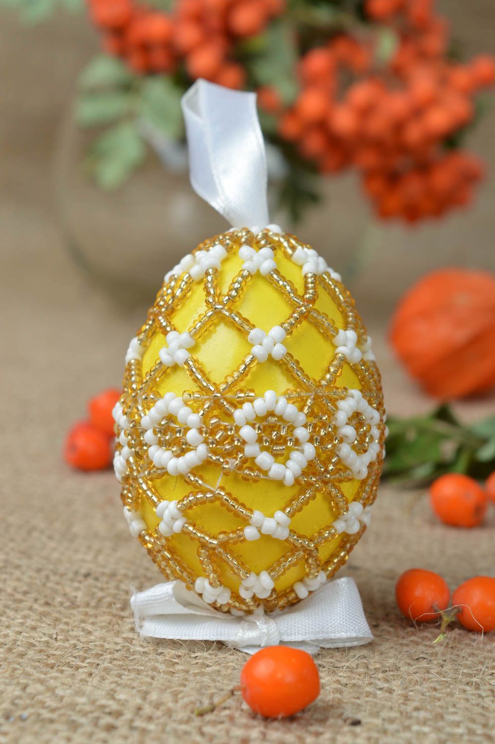 Пасхальное яйцо ручной работы яйцо из бисера пасхальный декор желтое подвеска фото 1