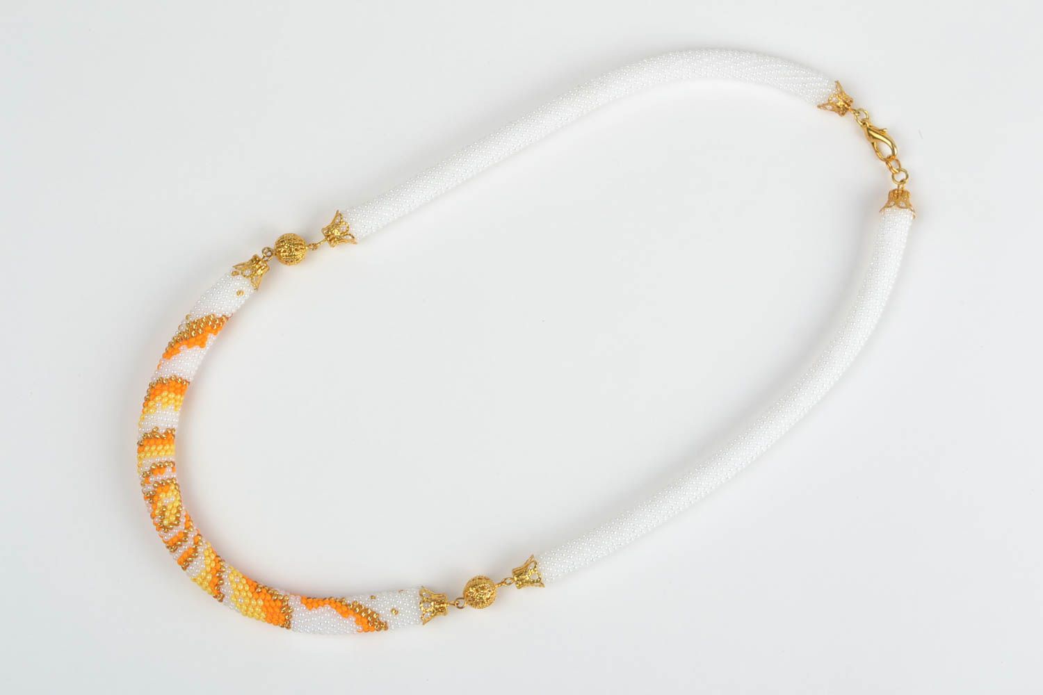 Collier spirale en perles de rocaille fait main au crochet blanc-doré original photo 3