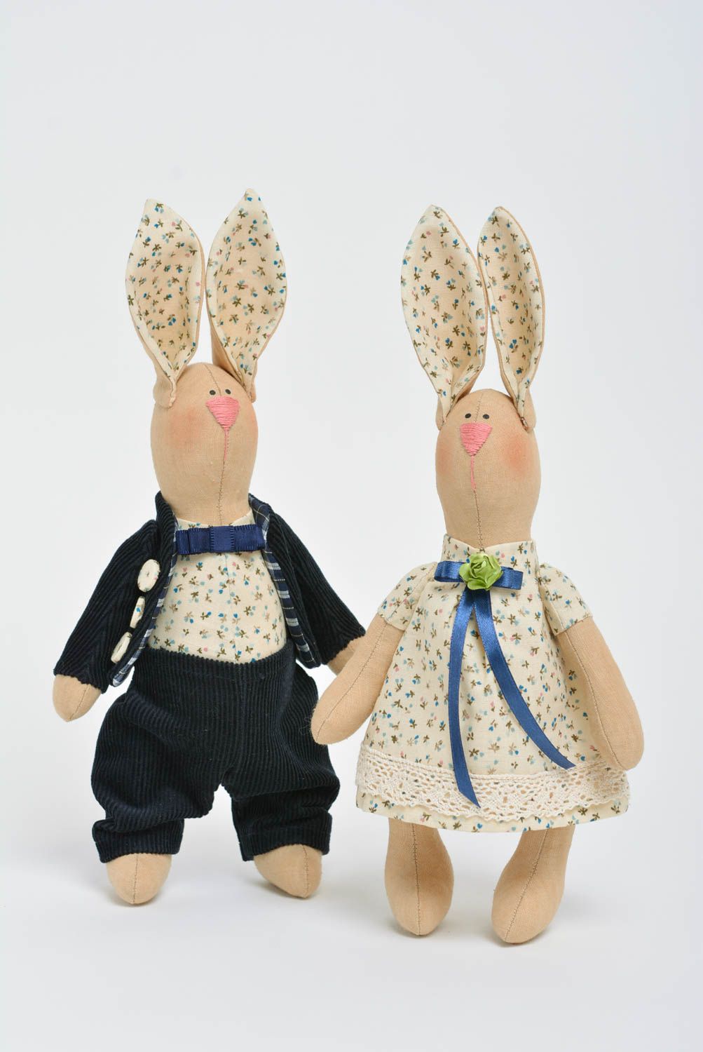 Набор мягких игрушек ручной работы зайцы из ткани 2 штуки для детей и декора фото 1