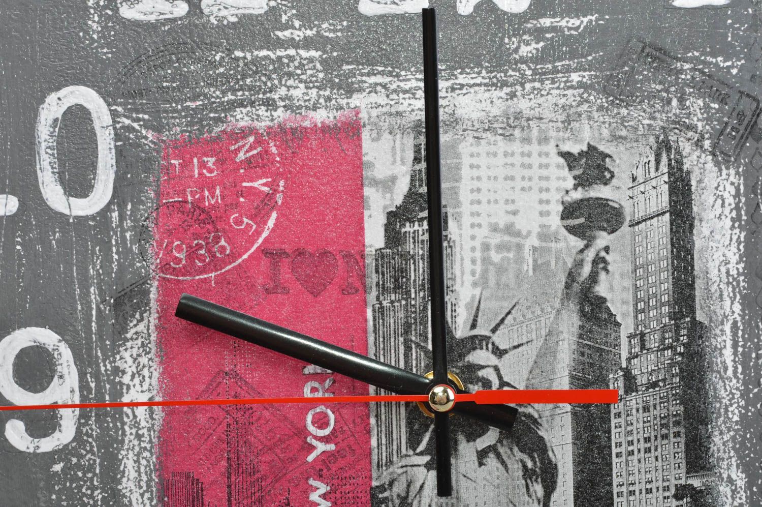 Серые квадратные часы на стену в технике декупаж ручной работы Нью-Йорк фото 2