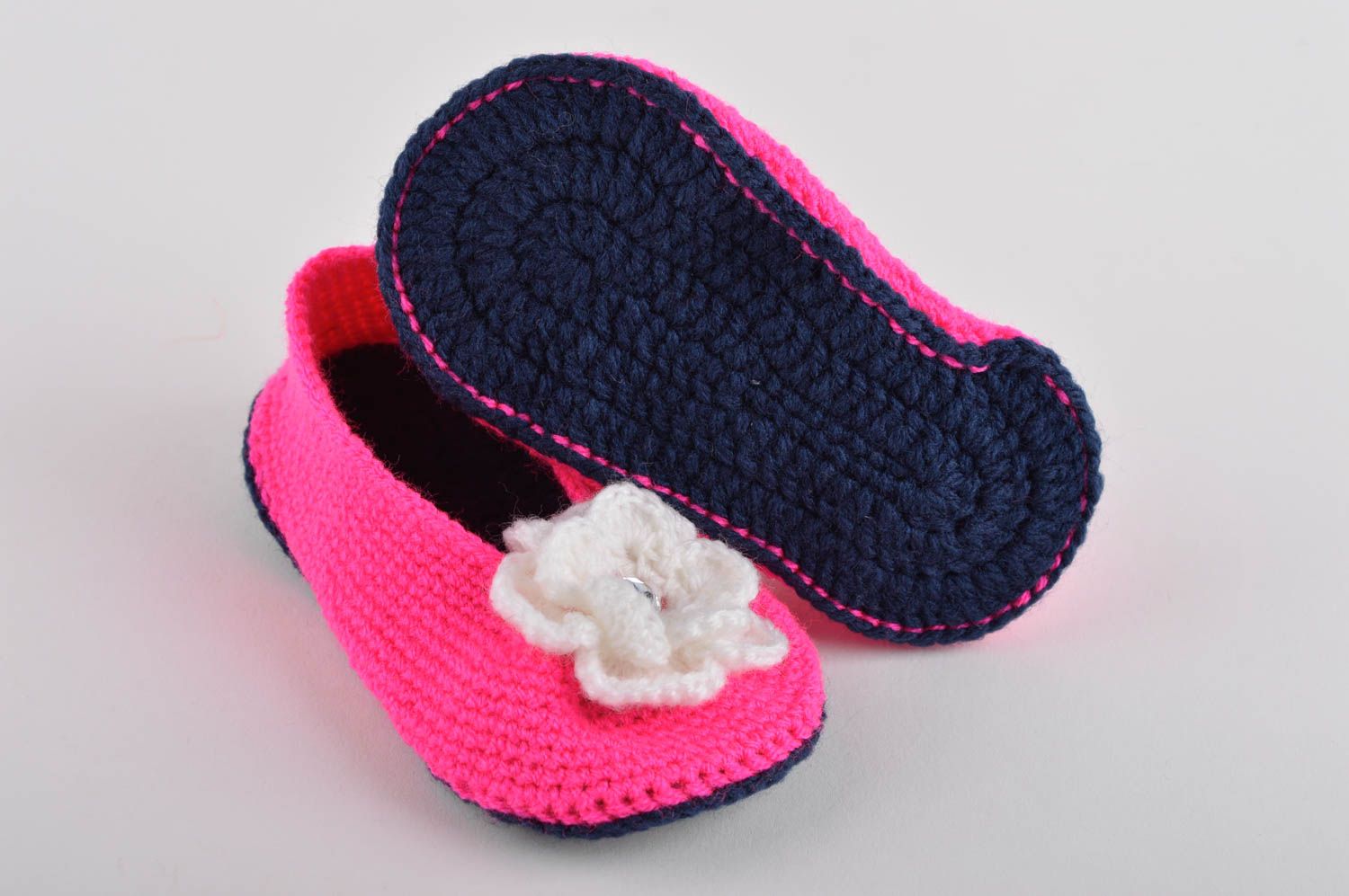 Pantofole da casa da bambine fatte a mano scarpe per casa a maglia rosa foto 5