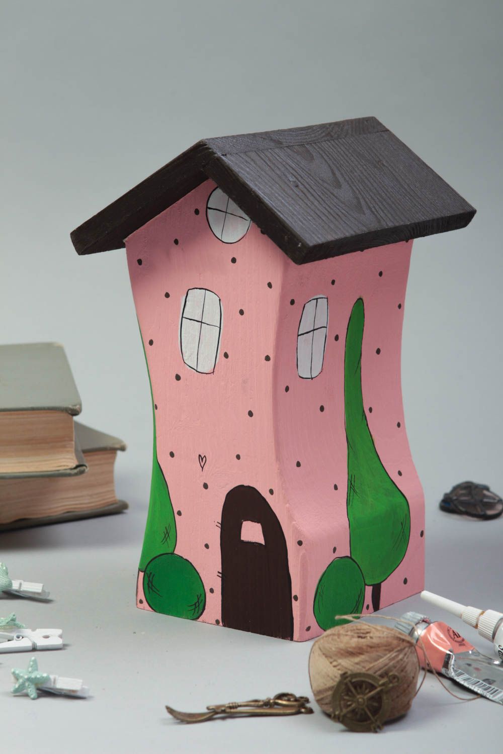 Симпатичный декоративный домик раскрашенный акриловыми красками ручная работа фото 1