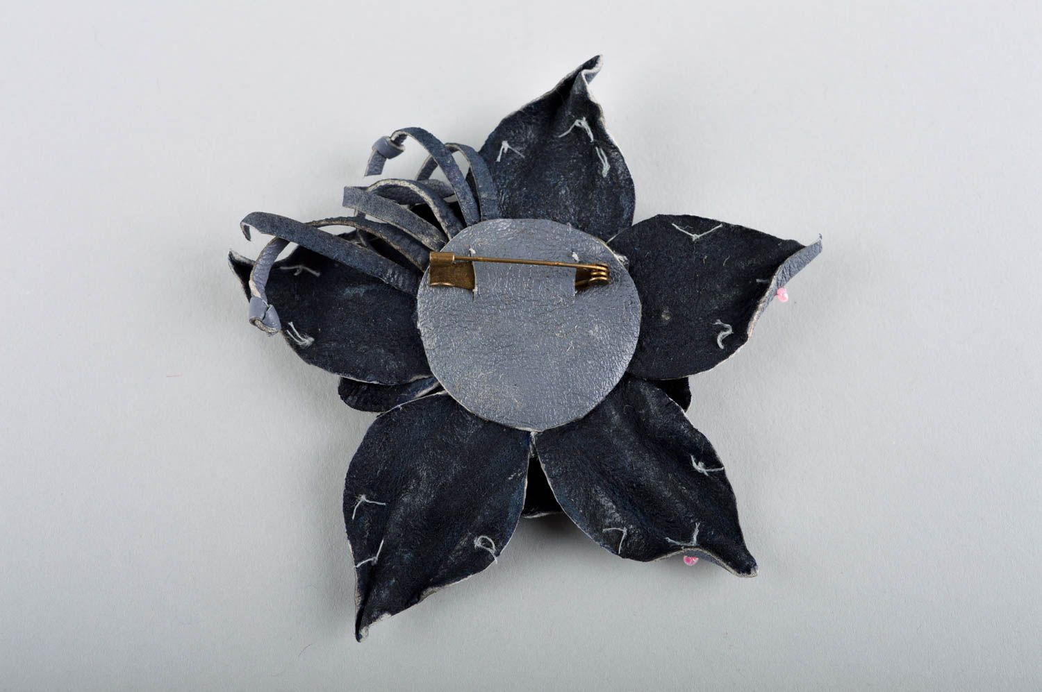 Broche fleur Bijou fantaisie fait main Accessoire en cuir pour femme gris photo 3