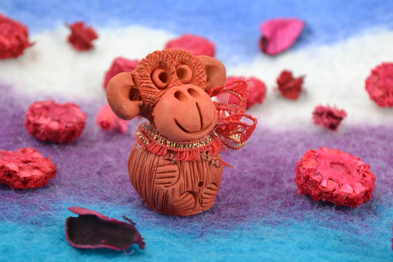 Kleine braune handmade Keramik Figur Affe mit Acrylfarben Bemalung für Dekor foto 1