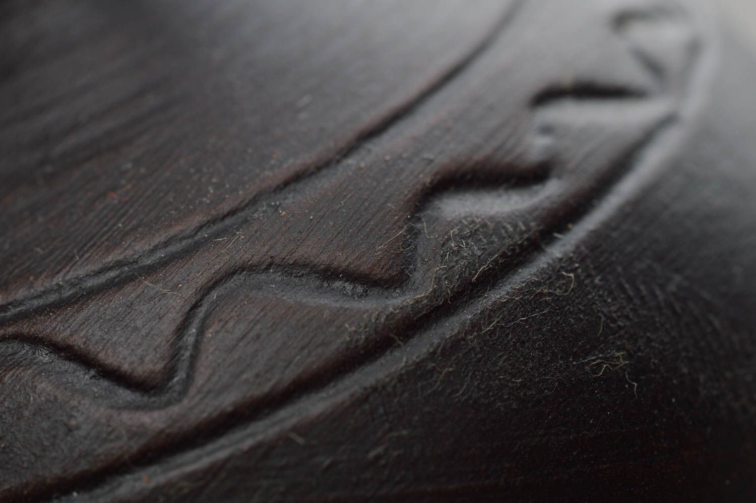 Petit vase noir décoratif en forme de cruche fait main en argile avec anse photo 5