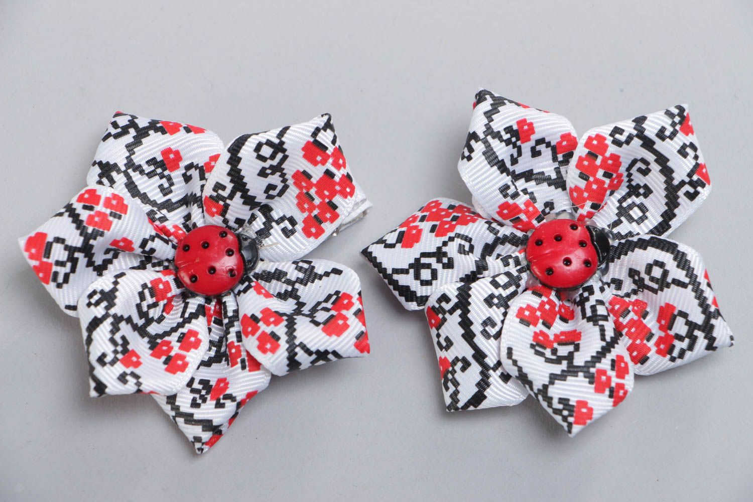 Set of handmade satin ribbon flower hair clips 2 pieces white and red photo 2