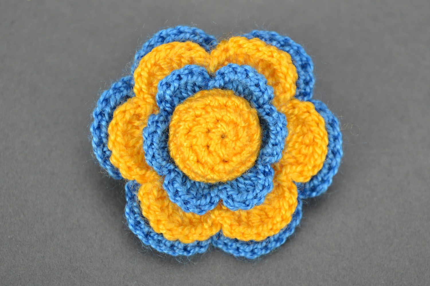 Вязаная брошь в виде желто-голубого цветка фото 3