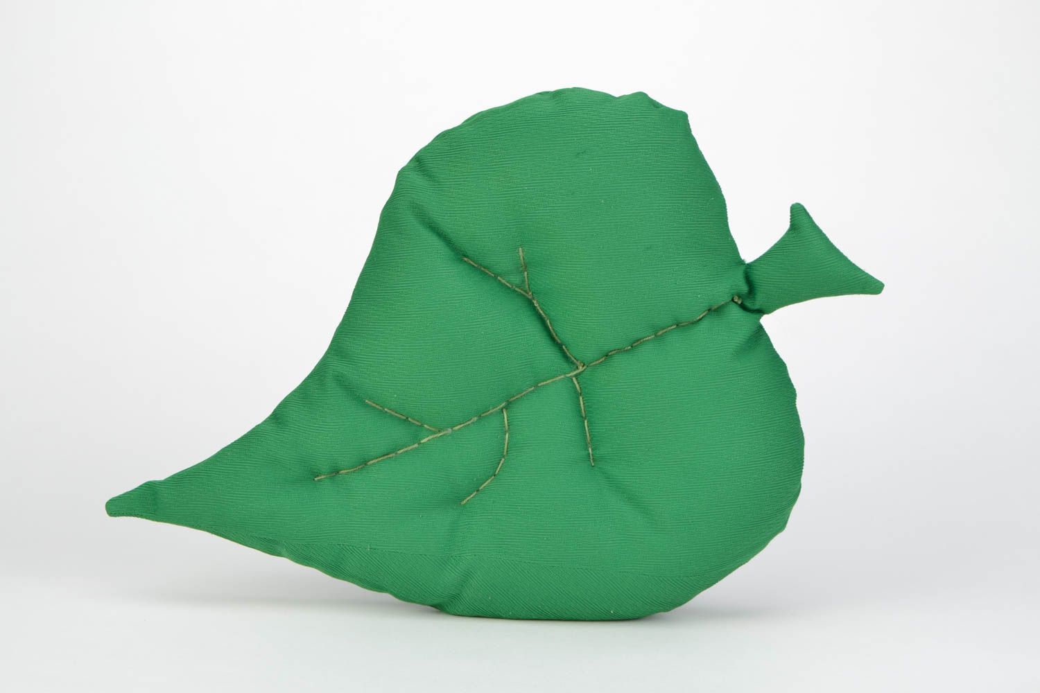 Зеленая подушка-сиденье в виде листа из вискозы и фетра ручной работы фото 1
