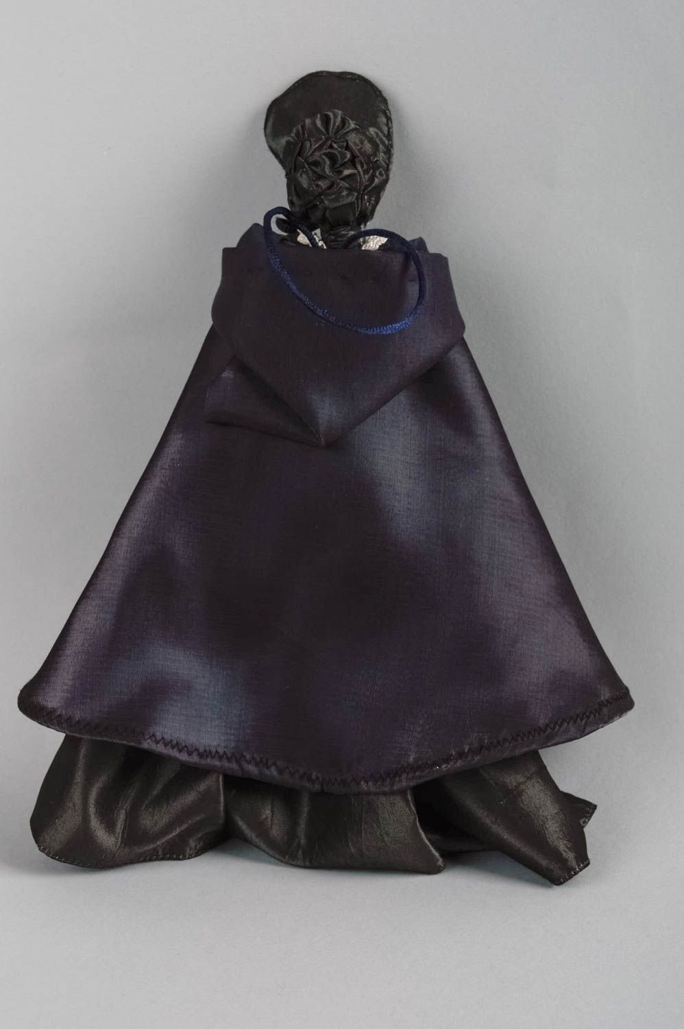 Poupée faite main décorative originale coton fil de fer Femme en cape noire photo 2