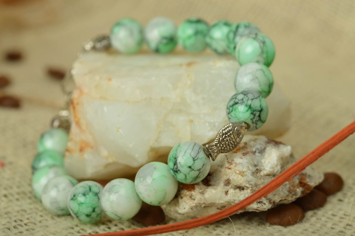 Bracelet vert en perles imitant la pierre fait main élégant avec poisson  photo 1