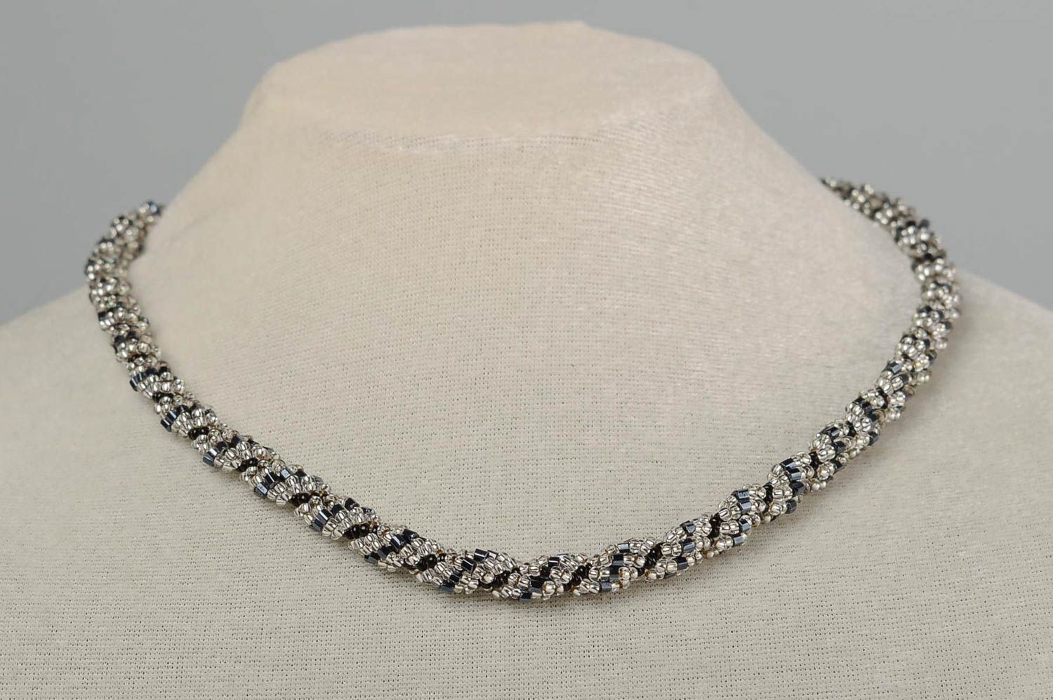 Beaded necklace handmade elegatn jewelry for women exclusive accessories photo 2