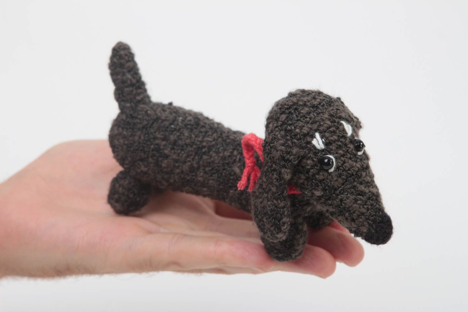 Peluche chien fait main Jouet enfant Cadeau original foncé insolite tricoté photo 5