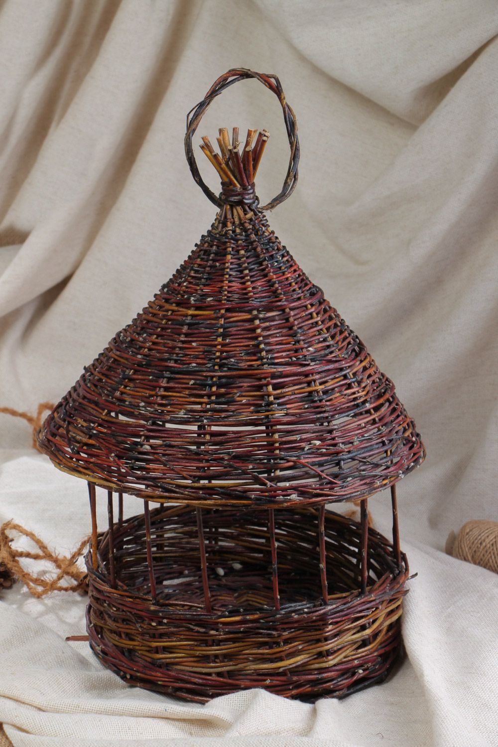 Плетеная кормушка для птиц из ивовой лозы в виде домика подвесная ручной работы фото 1