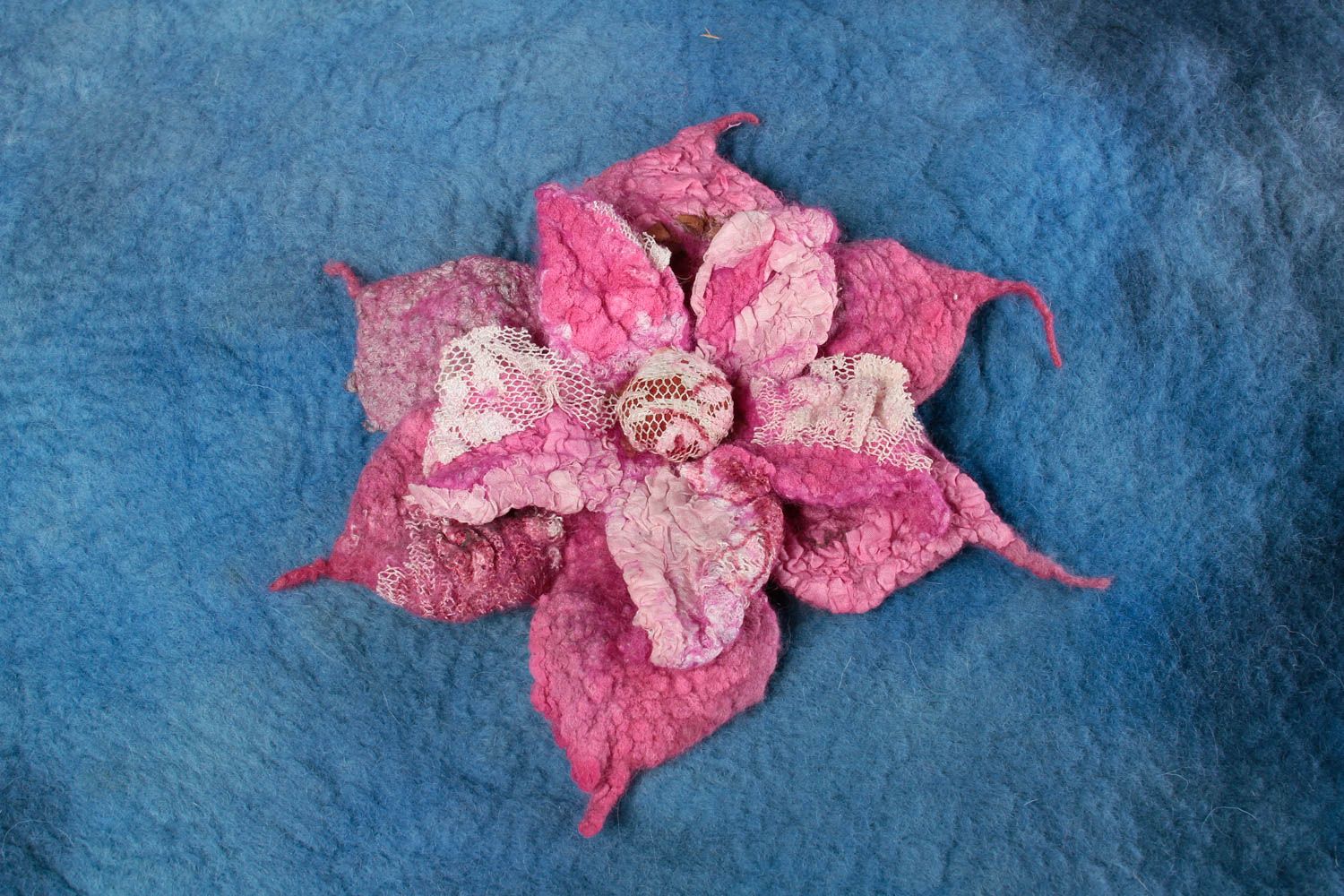 Broche de fieltro flor rosada bisutería artesanal accesorio de moda elegante foto 1