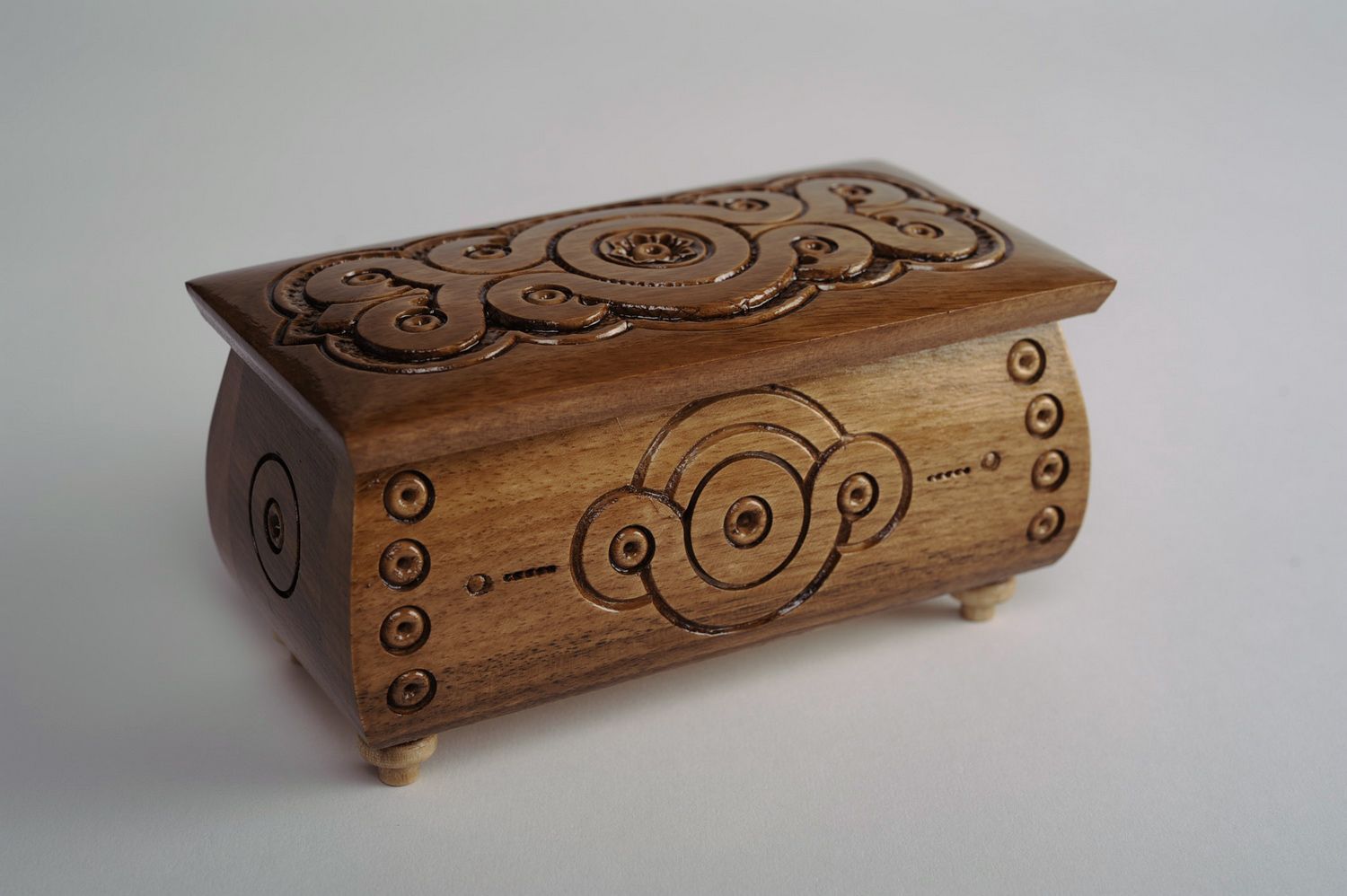 Boîte en bois avec sculpture faite main
 photo 1