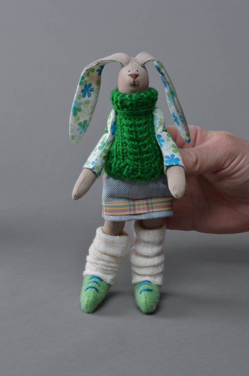 Авторская мягкая игрушка зайка с длинными ушами из хлопка в зеленом свитере хенд мейд фото 4