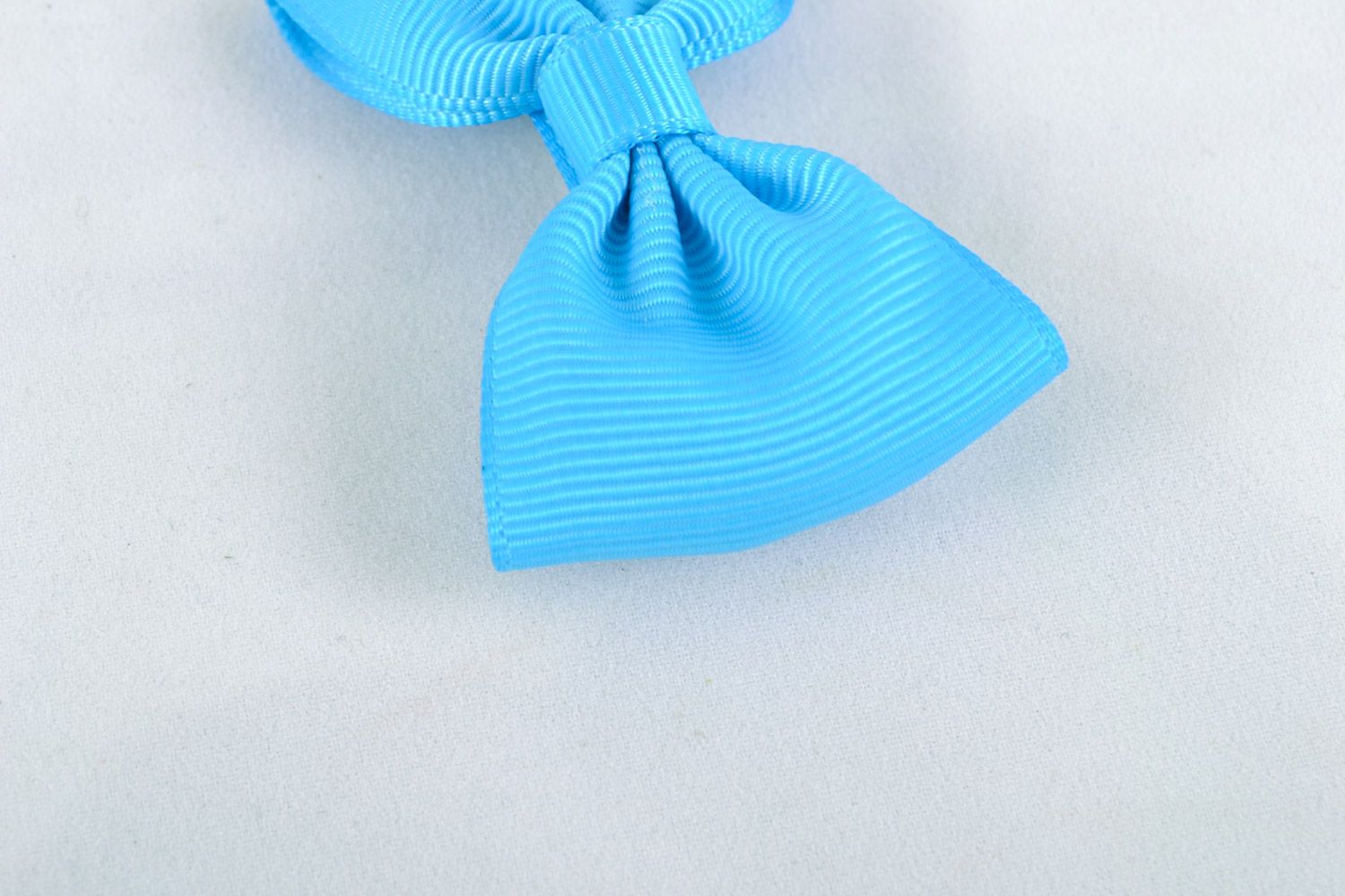 Originelle blaue Haarspange aus Band mit Schleife für Mädchen Handarbeit foto 4