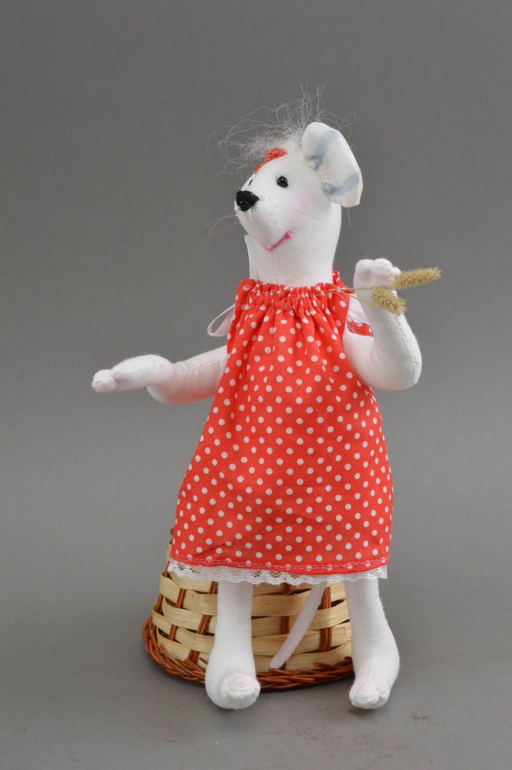 Lustiges weißes knuddeliges handgemachtes Kuscheltier Maus für Kinder im Rock foto 2