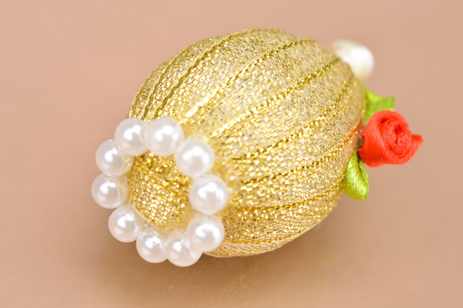 Пасхальное яйцо декоративное оплетенное лентами золотистое ручной работы фото 4