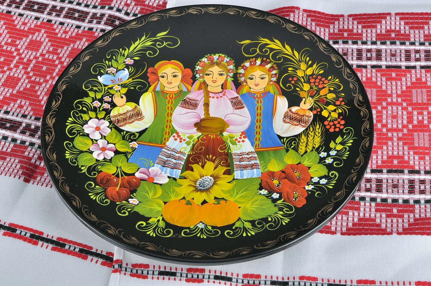 Декоративная деревянная тарелка Подружки фото 4