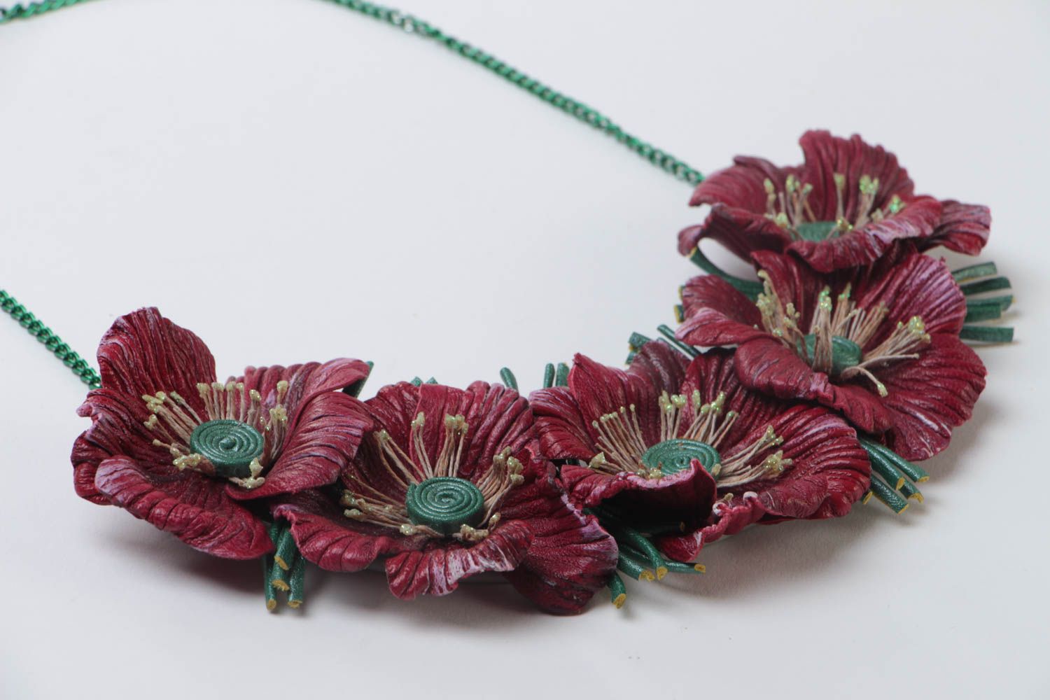 Collier avec fleurs en cuir bordeaux fait main volumineux sur chaîne métallique photo 3