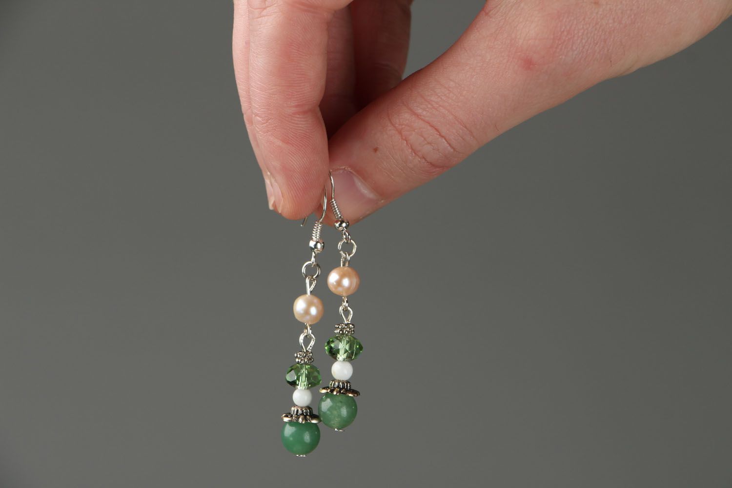 Brincos feitos à mão com pérolas e jade foto 4