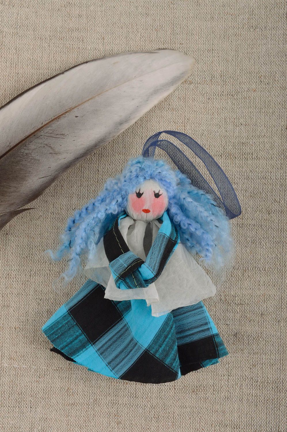 Porte-clés fait main poupée en tissu aux cheveux bleus Accessoire original photo 1