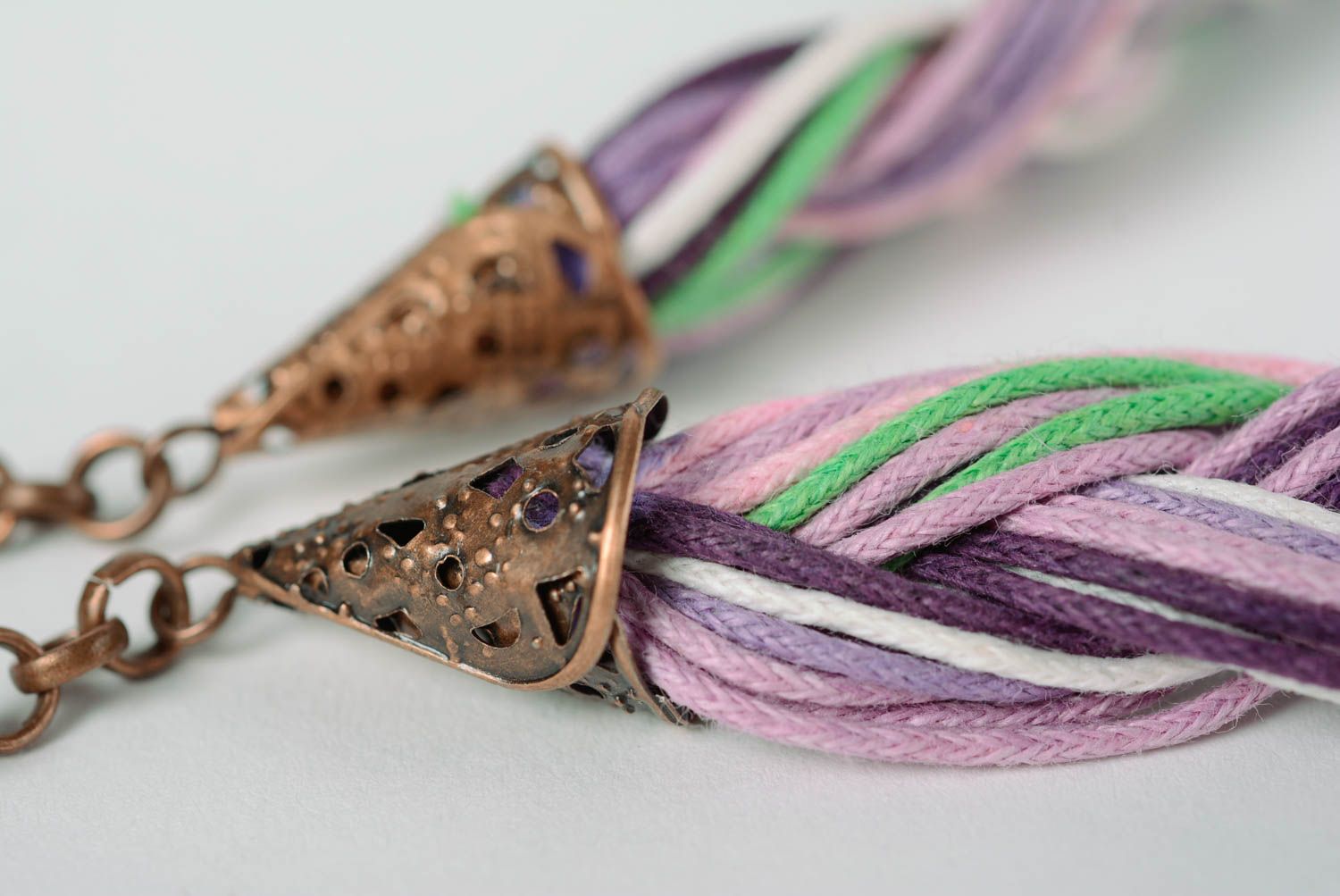 Collar hecho a mano de arcilla polimérica de color lila con cordones artesanal foto 4