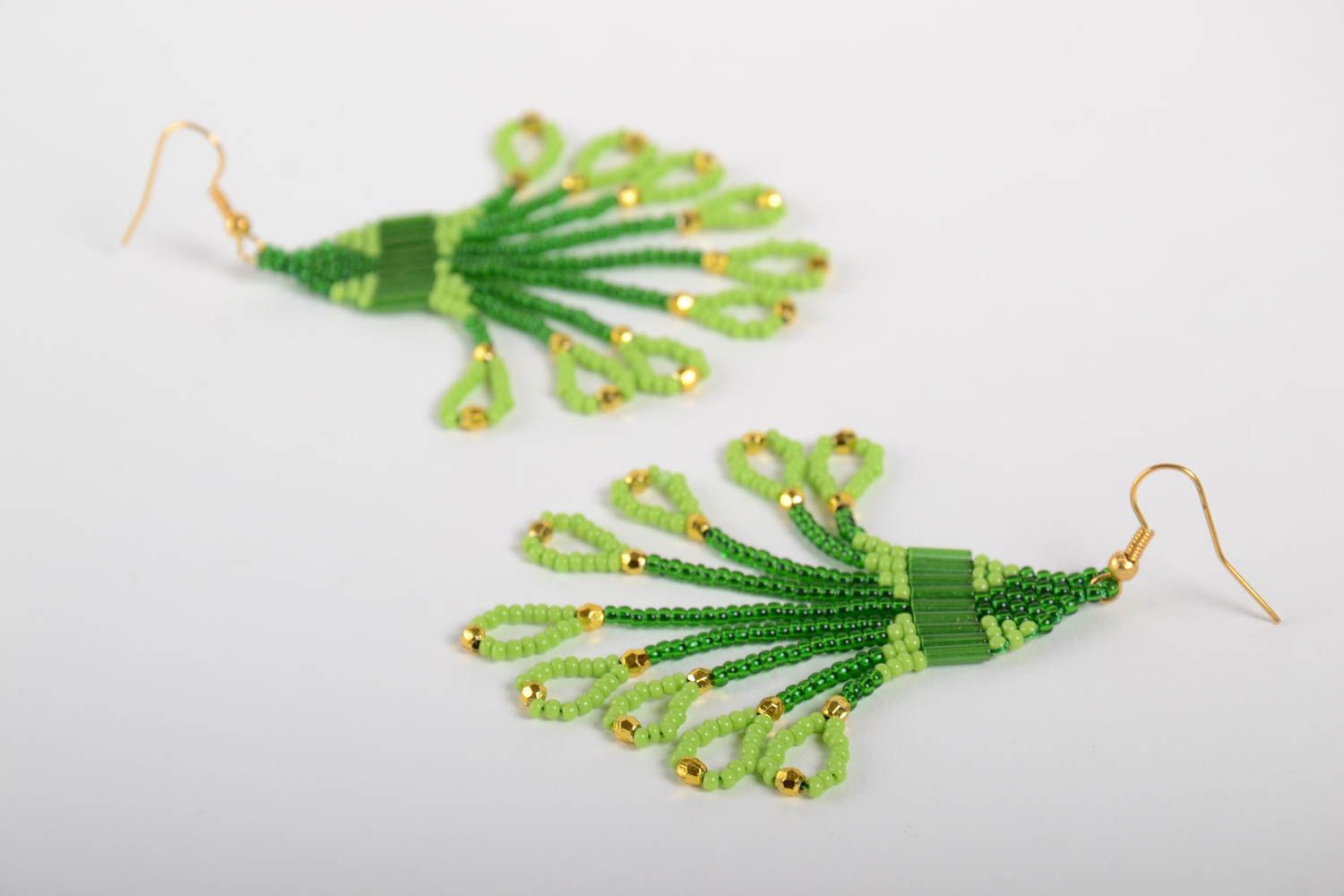 Lange Ohrringe aus Glasperlen handgemacht in Grün mit Anhängern für Mädchen foto 4