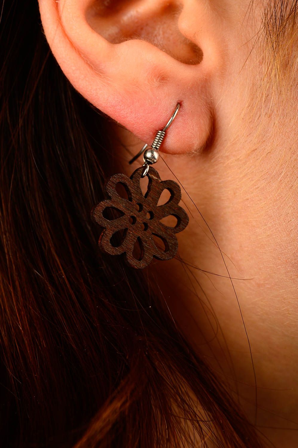 Boucles d'oreilles pendantes Bijou fait main fleurs en bois Accessoire femme photo 2