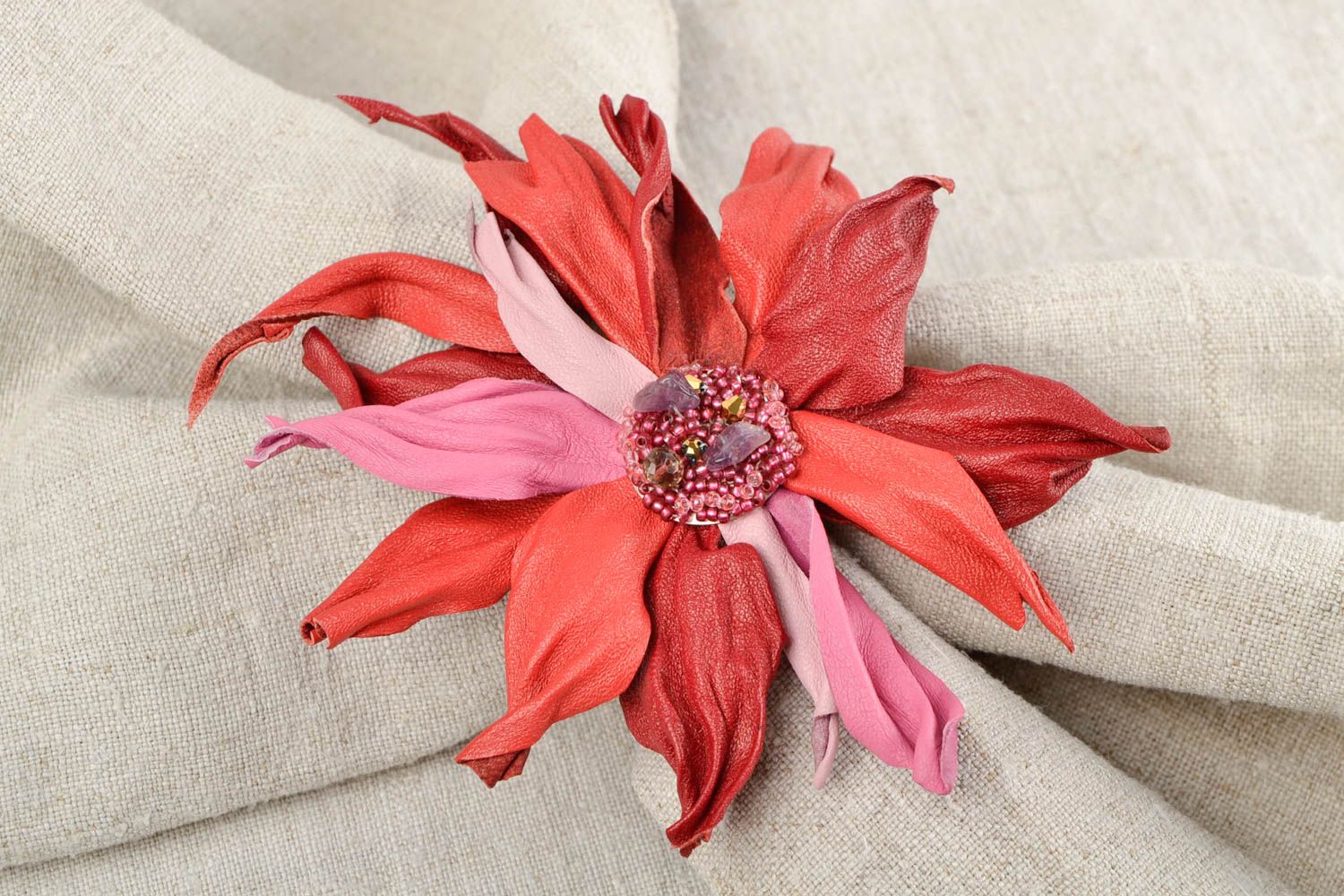Broche fleur Bijou fantaisie fait main en cuir rouge rose Accessoire femme photo 1