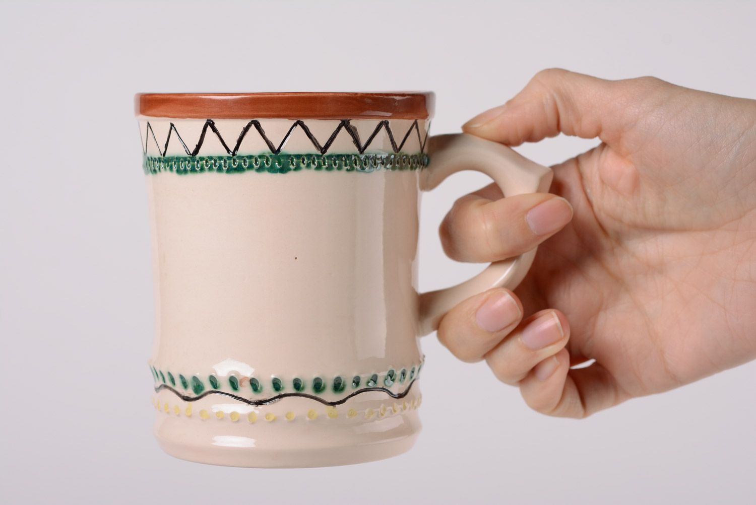 Schöne helle handgemachte Ton Tasse mit Muster mit Glasur bedeckt in Majolik Stil foto 5