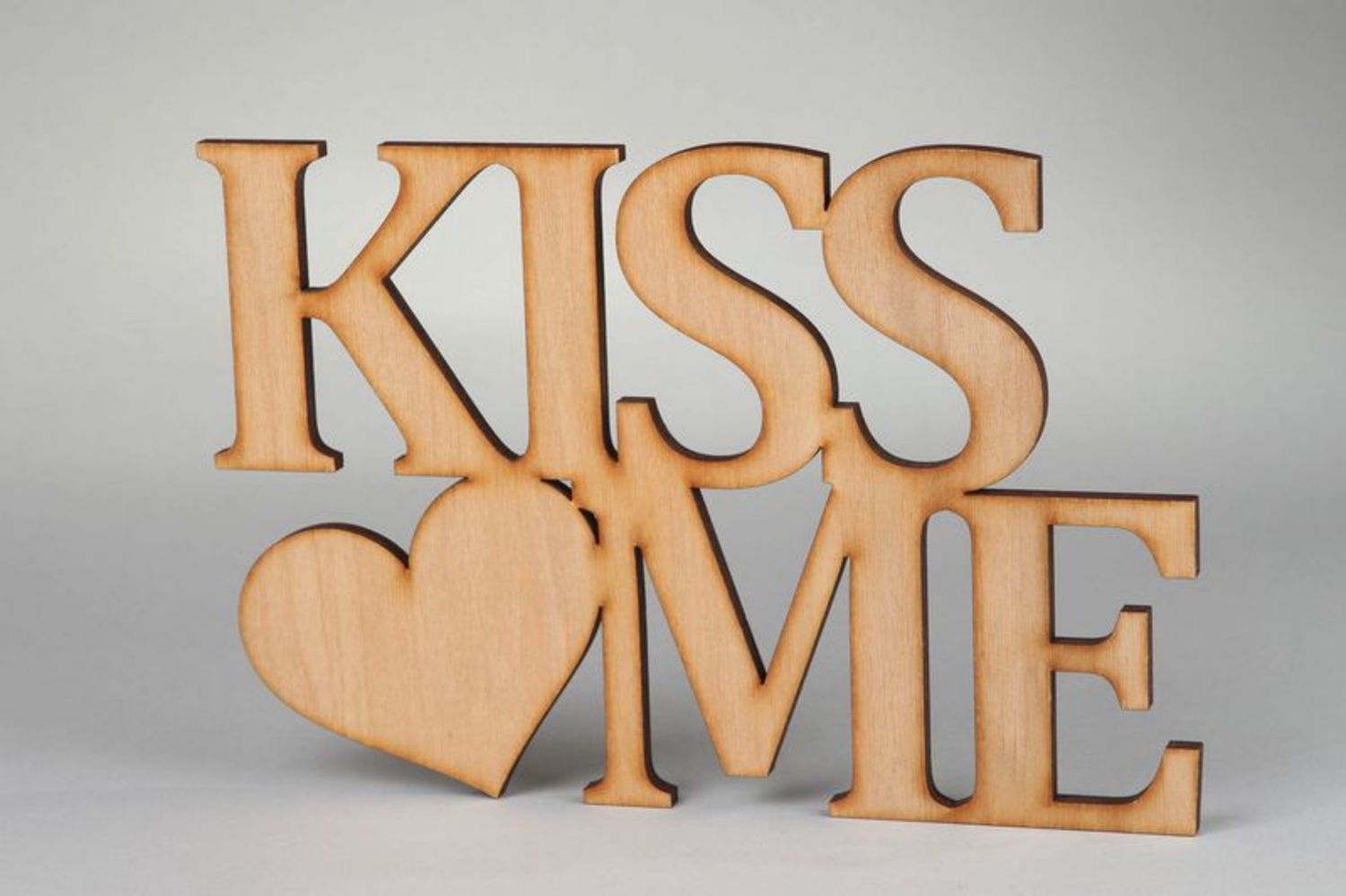 Chipboard décoratif inscription en bois KISS ME photo 1