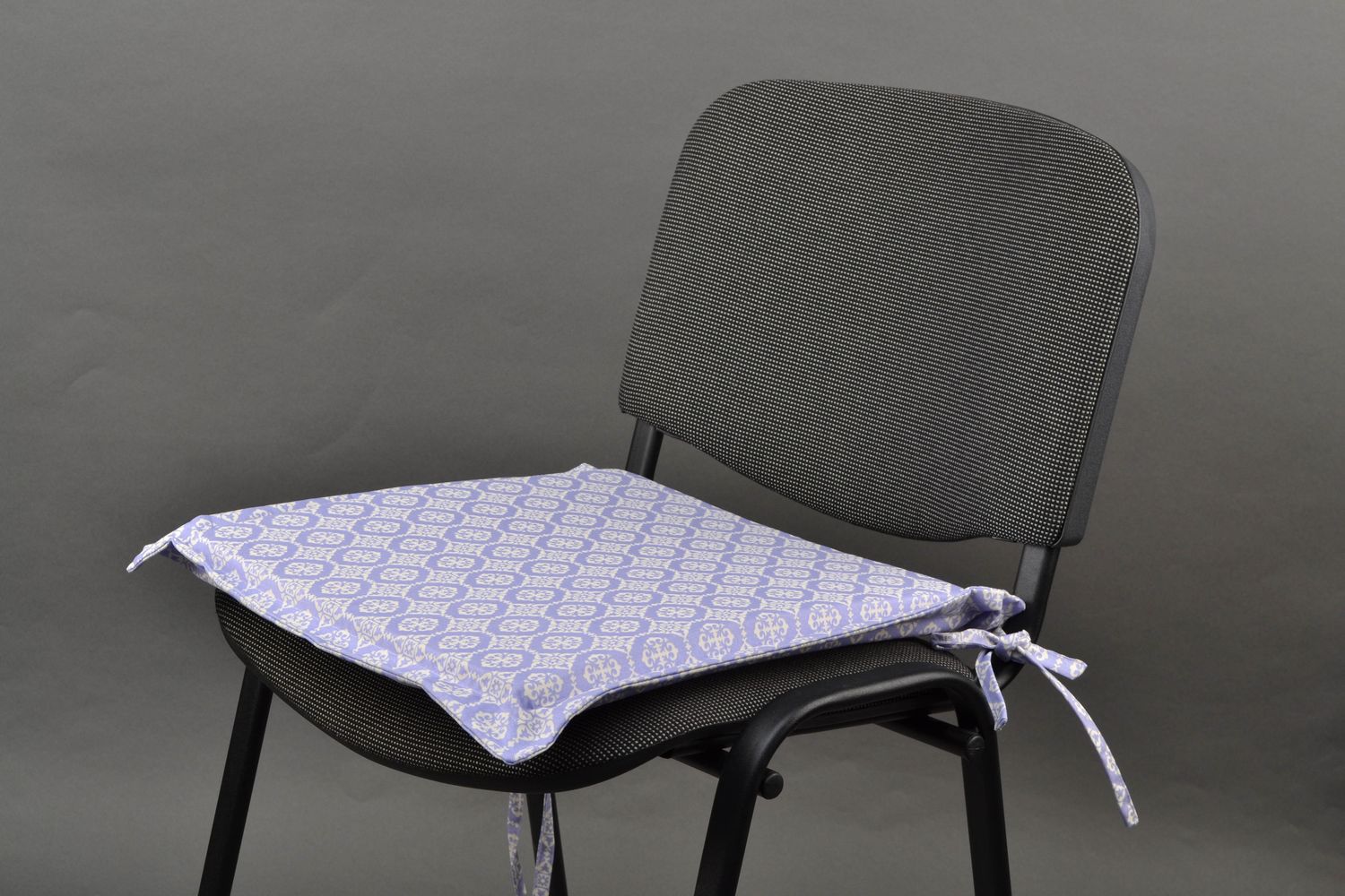 Плоская подушка на стул ручной работы фото 2
