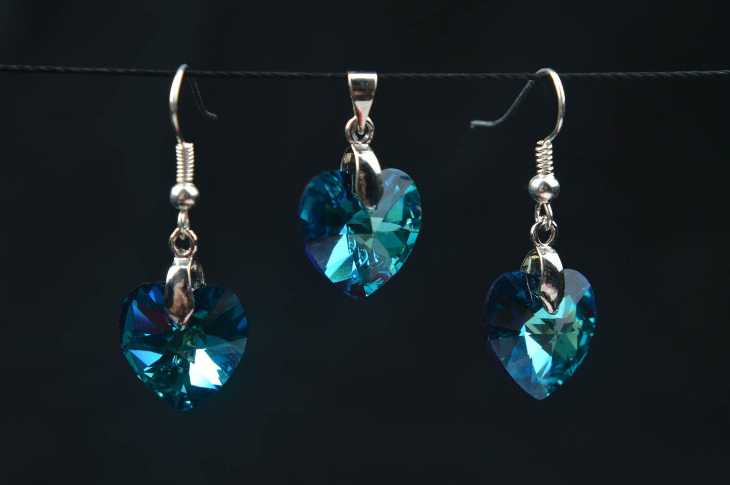 Conjunto de bisutería hecha a mano de cristal pendientes y colgante azules foto 1