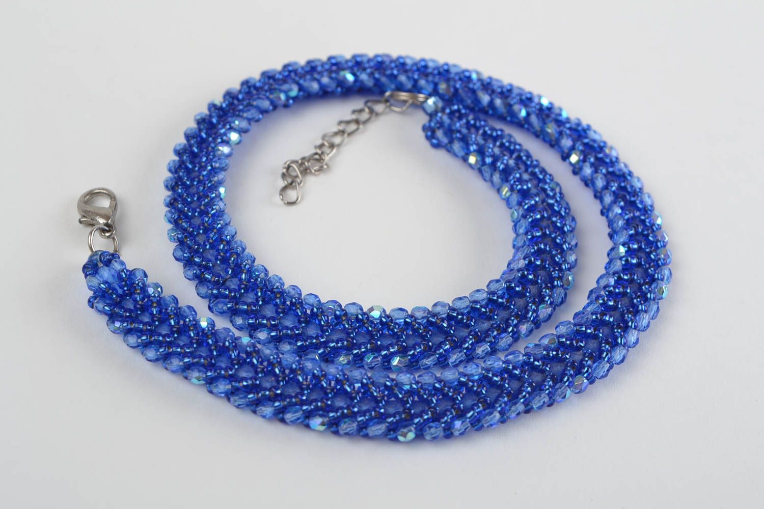 Joli collier en perles de rocaille tressé au crochet fait main bleu fin photo 3