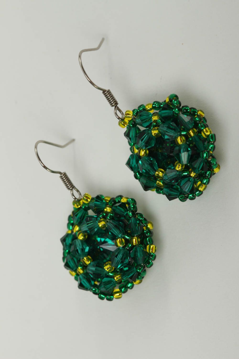 Серьги ручной работы модные серьги цветочные зеленые красивые серьги из бисера фото 2