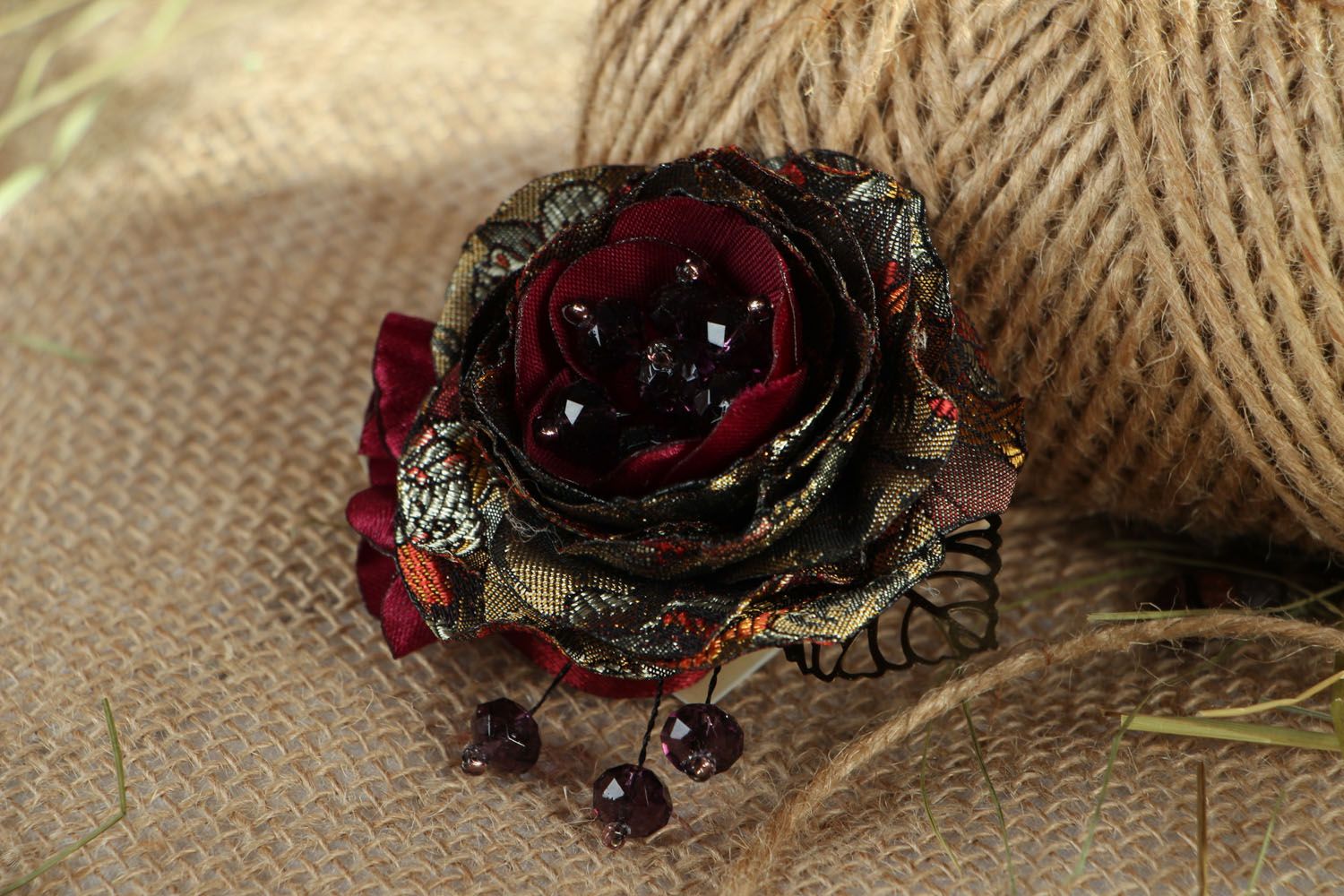 Текстильная брошь в виде розы фото 5