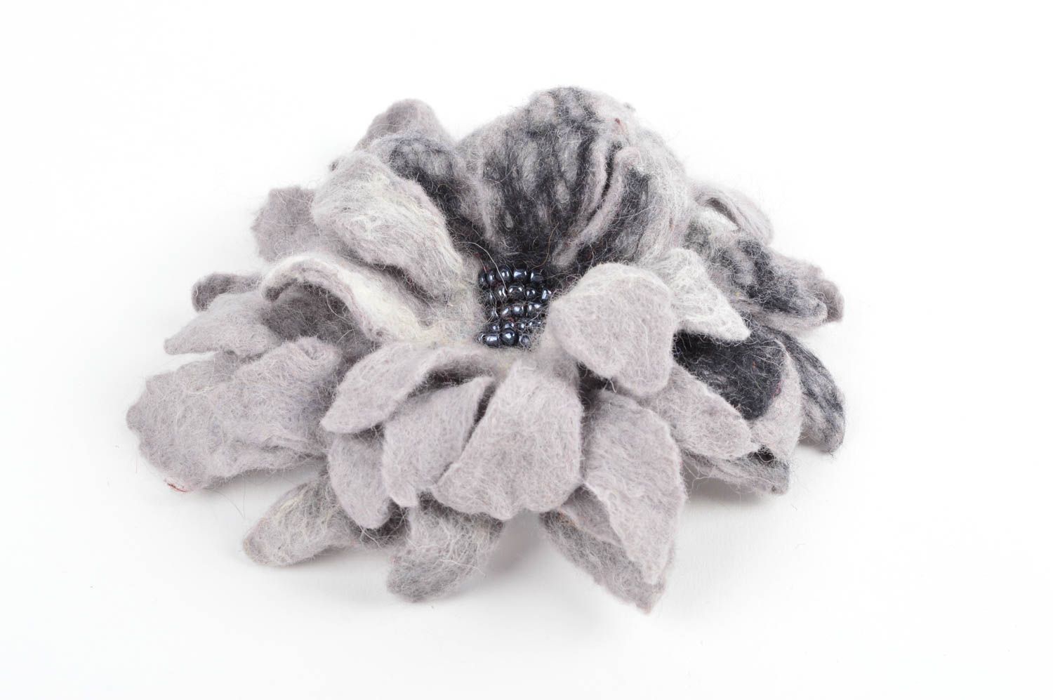 Broche grise Bijou fait main laine feutrée Accessoire femme perles rocaille photo 1